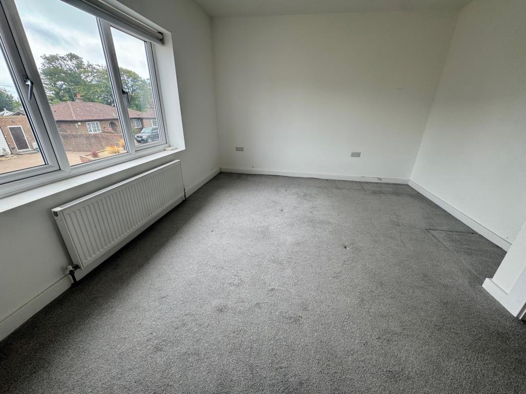 Lot: 59 - TWO-BEDROOM END-TERRACE HOUSE - Front bedroom